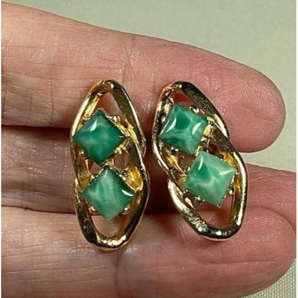 Gorgeous Earrings Faux Turquoise Gold Tone Screw-Back Classic Beauty